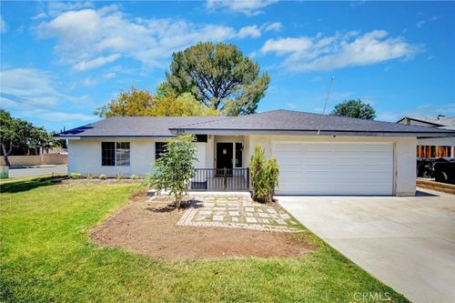 895 W Crestview St, Corona, CA, 92882-4116 | Card Image