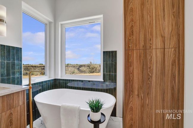 2282 E 4400 N, House other with 4 bedrooms, 4 bathrooms and 3 parking in Filer ID | Image 25