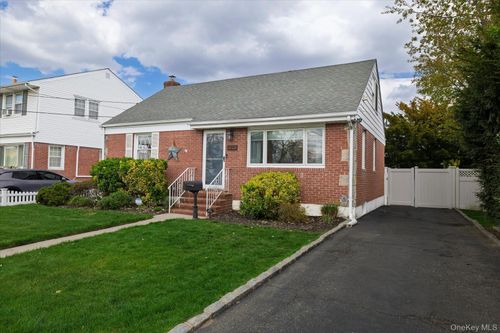 2915 Laurel Ave, Baldwin, NY, 11510-4422 | Card Image