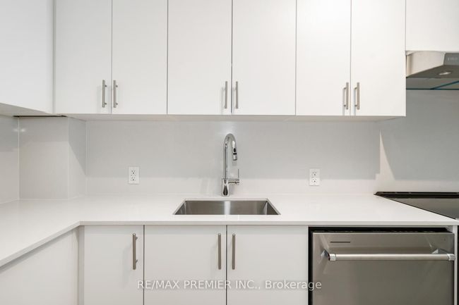 330 - 8960 Jane St, Condo with 2 bedrooms, 2 bathrooms and 1 parking in Concord ON | Image 9