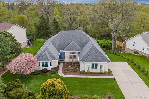 8945 Huron Bluffs Dr, White Lake, MI, 48386-4605 | Card Image