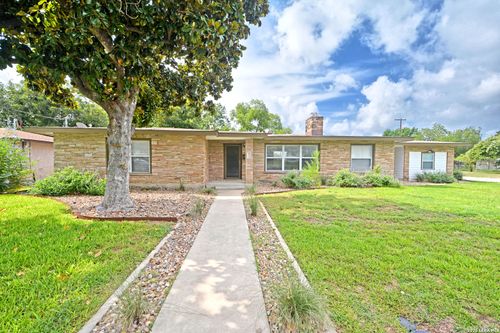 671 W Merriweather St, New Braunfels, TX, 78130-4775 | Card Image