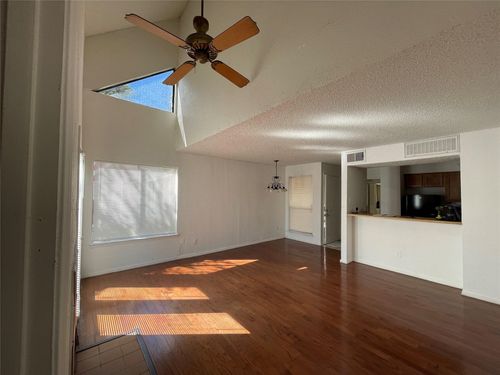 apt-f207-9811 Walnut St, Dallas, TX, 75243-2805 | Card Image