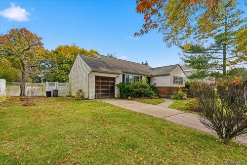 519 Chester St, South Hempstead, NY, 11550-8002 | Card Image