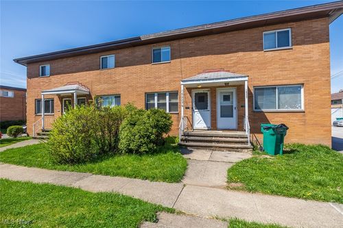 16225 Edgewood Ct, Maple Heights, OH, 44137-3967 | Card Image