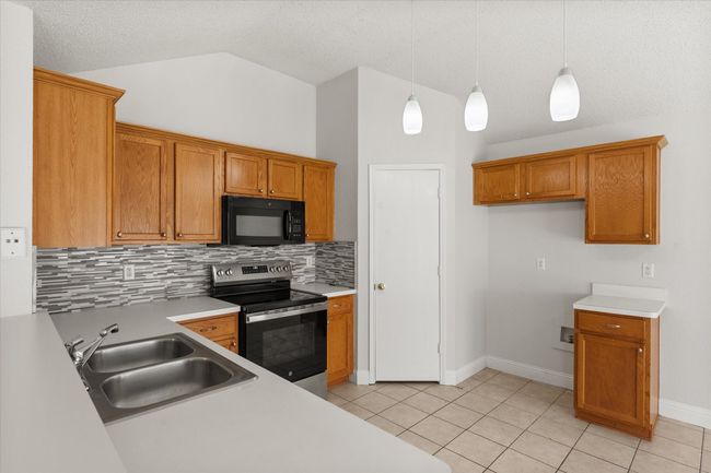 Large kitchen with walk-in panty | Image 8