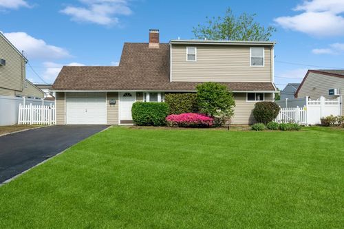 27 Apollo Ln, Hicksville, NY, 11801-4435 | Card Image