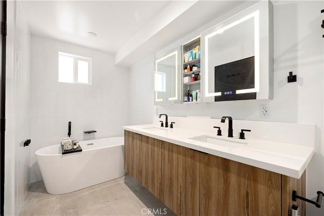 Soaking Tub - Bathroom #4 - Level Three | Image 19