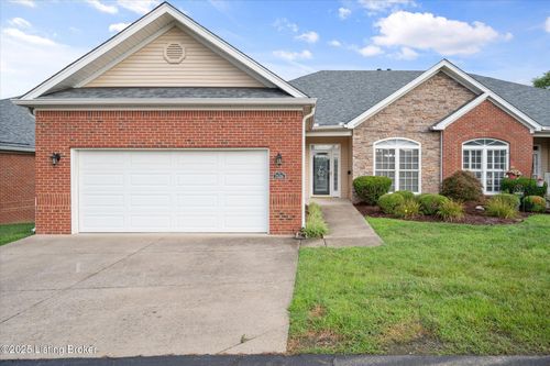 7526 Autumn Pointe Dr, Louisville, KY, 40214-5580 | Card Image