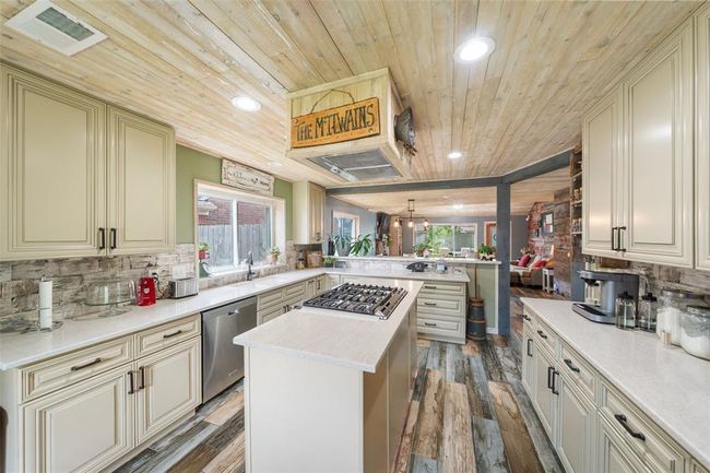 Soft-close solid wood cabinetry | Image 19