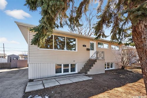 837 Keith St, Moose Jaw, SK, S6H5R3 | Card Image