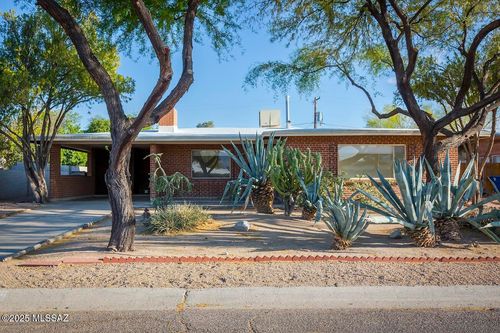 2102 E Florence Dr, Tucson, AZ, 85719-2817 | Card Image