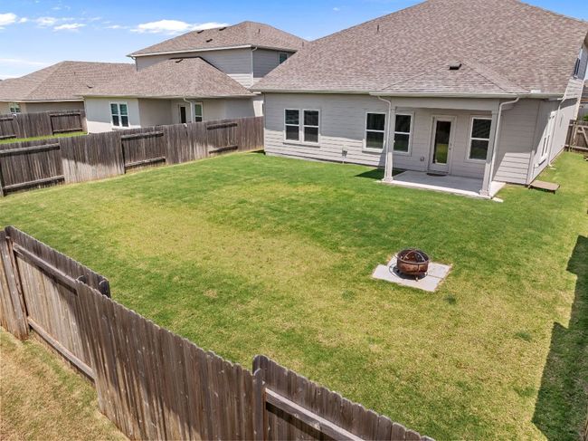 Large back yard. | Image 29