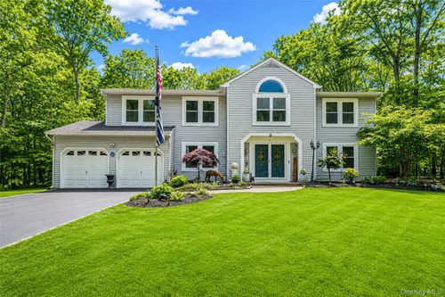 2 Barbara Anne St, Manorville, NY, 11949-3000 | Card Image