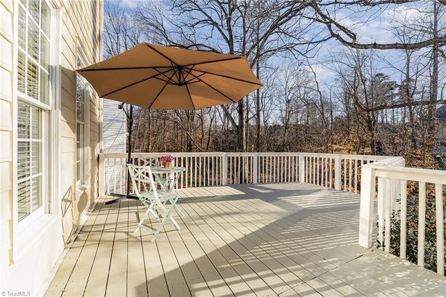 Oversized Deck to accomidate outdoor entertaining | Image 38