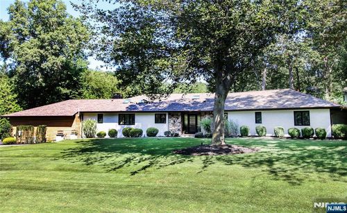 560 Barr Ct, River Vale, NJ, 07675-6040 | Card Image