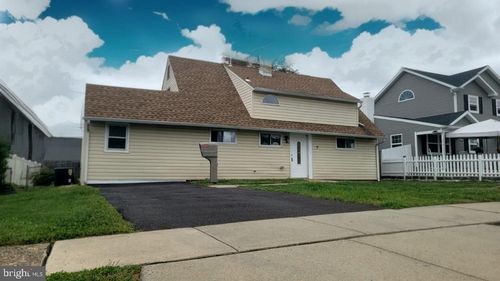 9 Woodbine Rd, LEVITTOWN, PA, 19057-3215 | Card Image