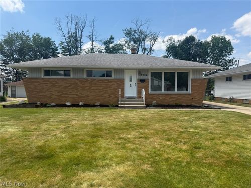 7326 Dell Haven Dr, Parma, OH, 44130-6031 | Card Image