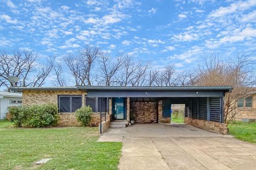 211 Paloma St, Winters, TX, 79567-5319 | Card Image