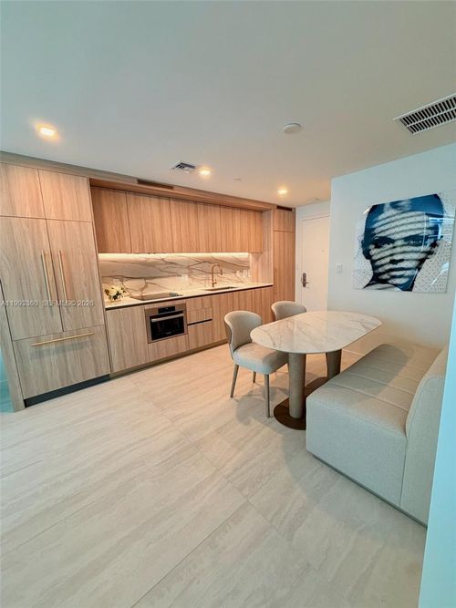 1608-77 Se 5th St, Miami, FL, 33131-4071 | Card Image