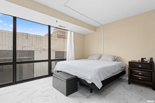 W5W - 125 Sw Jefferson Ave, Condo with 2 bedrooms, 2 bathrooms and null parking in Peoria IL | Image 22