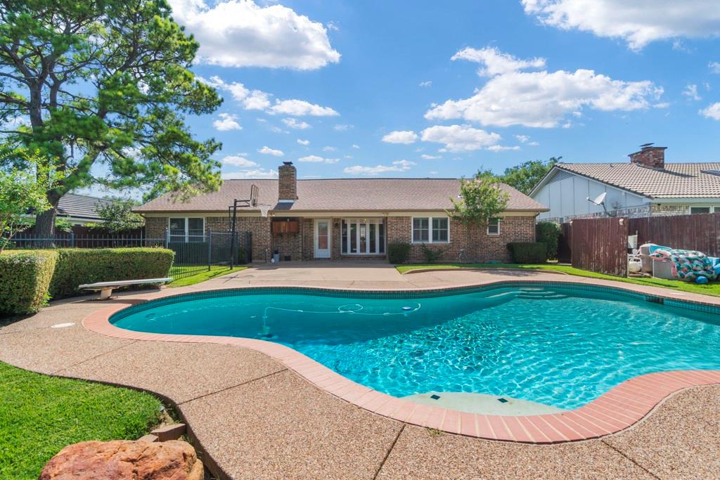 Robinhood Ct, Bedford, TX 76021