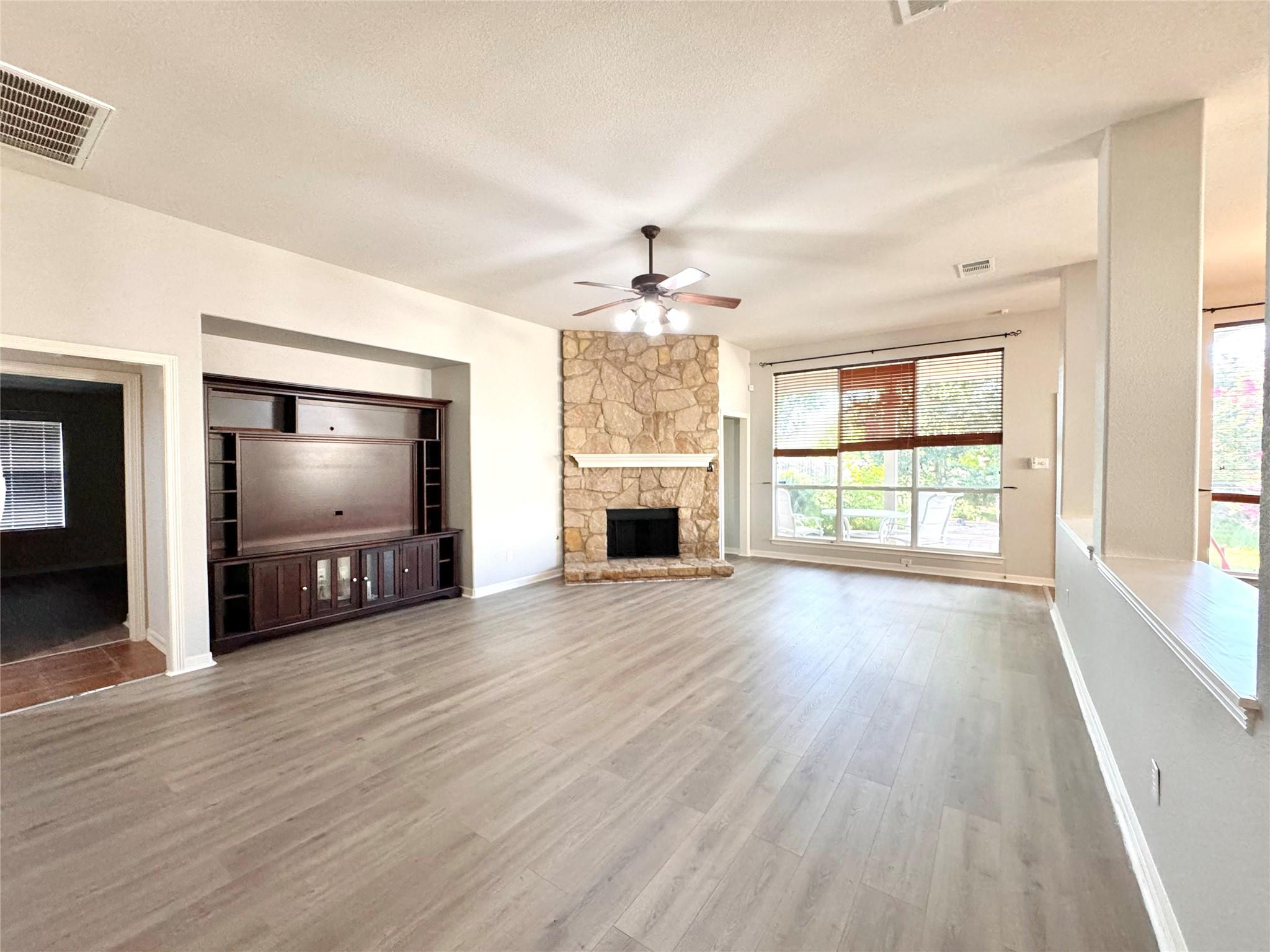 Residential Lease in Manor 3