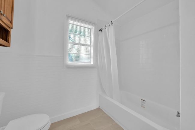 Bathroom with toilet and shower / bath combo | Image 16