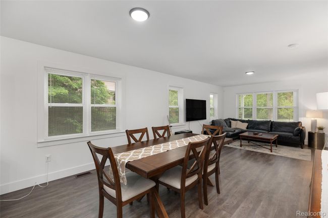 large dining area | Image 7