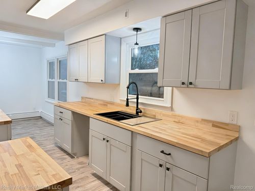 2142 Farnsworth Rd, Lapeer, MI, 48446-8612 | Card Image