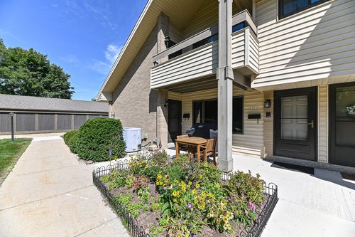 1611 S Carriage Ln, New Berlin, WI, 53151-1443 | Card Image