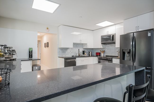 11659 272 St, House other with 8 bedrooms, 4 bathrooms and 10 parking in Maple Ridge BC | Image 8