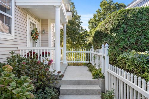 48 Dune Dr, Riverhead, NY, 11901-5633 | Card Image