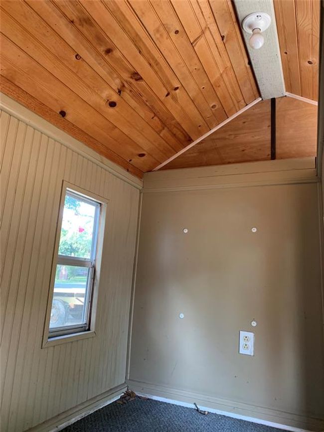 Inside of dog house in back yard | Image 33