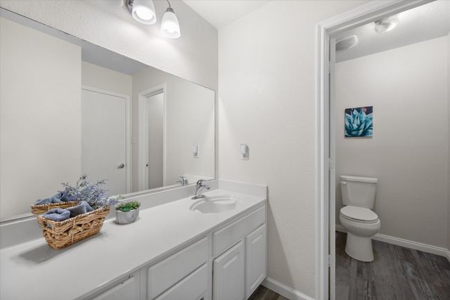 Upstairs Bathroom | Image 27