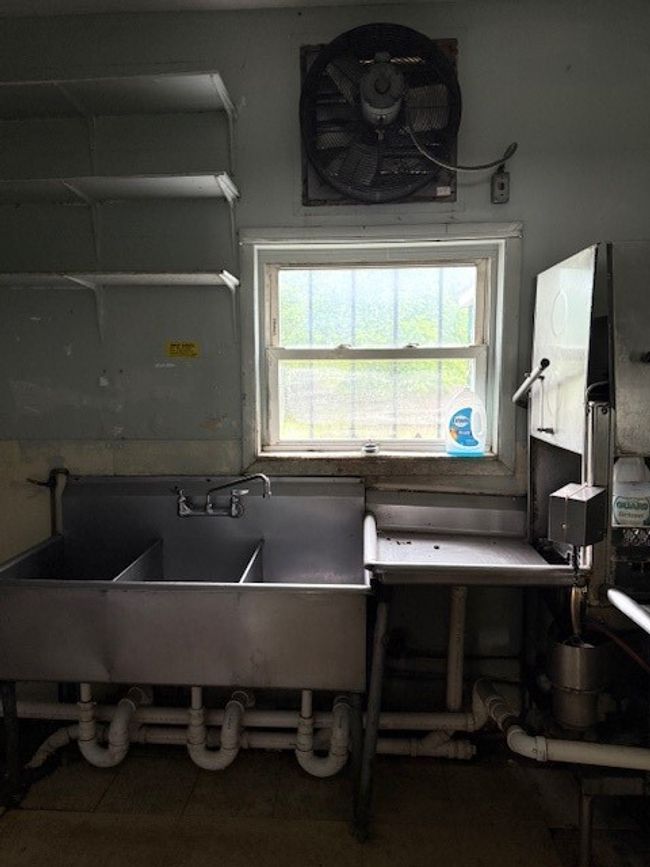 Dishwashing area | Image 9