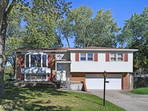 2712 Mohawk Ave, Woodridge, IL, 60517-2220 | Card Image