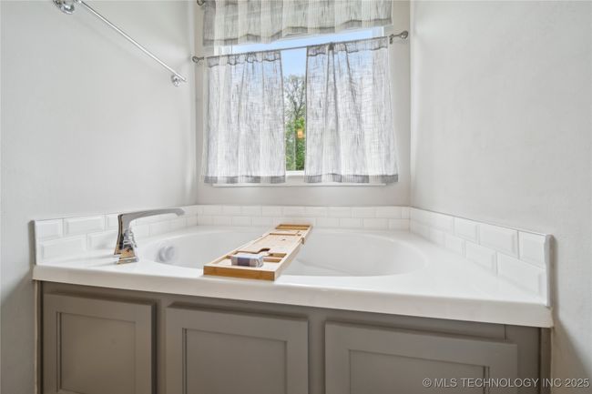 LARGE TUB IN PRIMARY BATH | Image 27