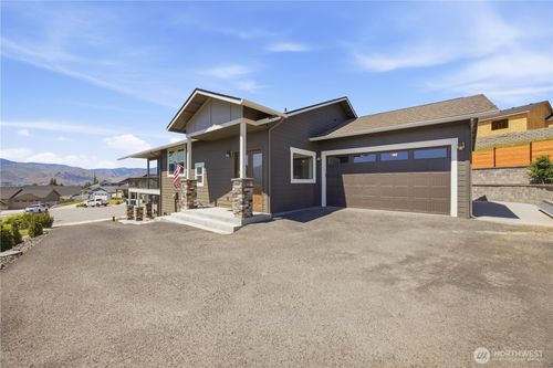 827 Madeleine Ct, East Wenatchee, WA, 98802-5899 | Card Image