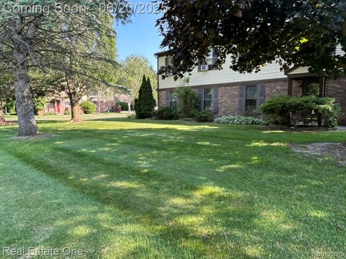 7747 Pontiac Lake Rd, Waterford, MI, 48327-1455 | Card Image