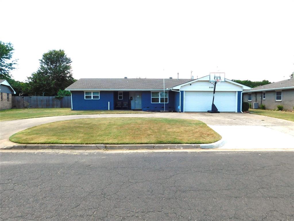 Kelly Dr, Moore, OK 73160