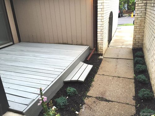 5166 Rock Run, West Bloomfield, MI, 48322-2123 | Card Image