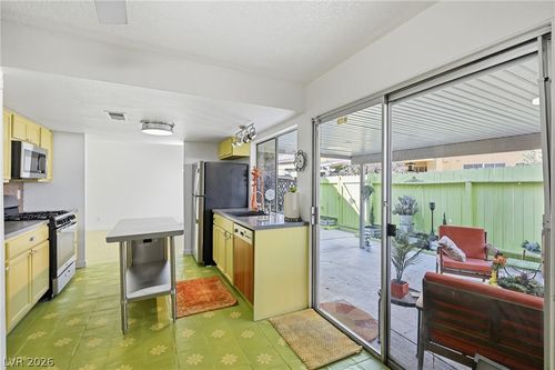 b-1400 Hialeah Dr, Las Vegas, NV, 89119-6328 | Card Image