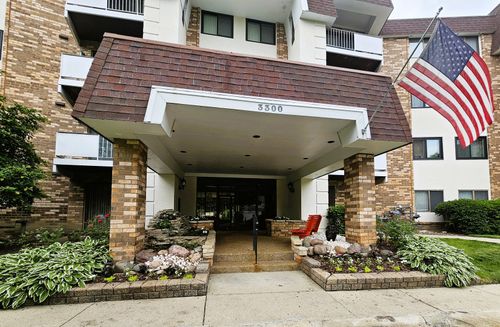 unit-307-3300 N Carriageway Dr, Arlington Heights, IL, 60004-1548 | Card Image