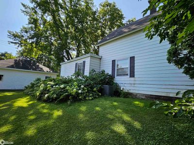 400 N Main Street, Home with 3 bedrooms, 1 bathrooms and 2 parking in New Sharon IA | Image 3