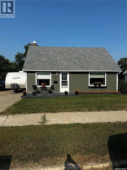 131 10 Th St, House with 3 bedrooms, 1 bathrooms and null parking in Weyburn SK | Card Image