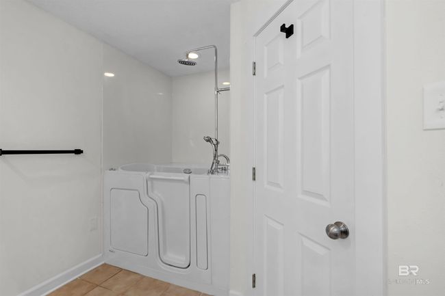 Bathroom | Image 14