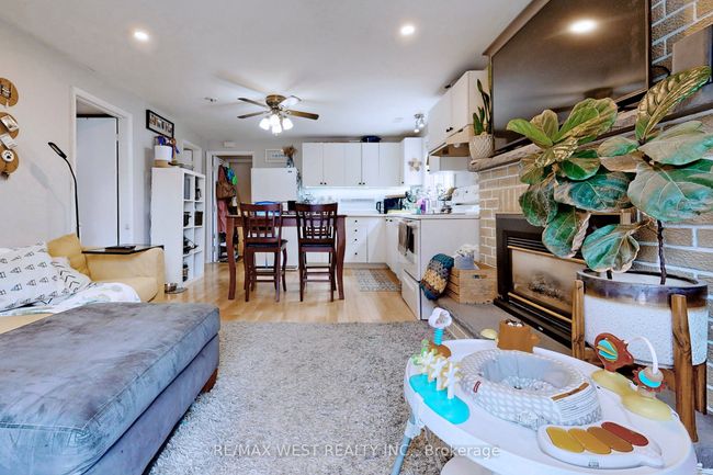 B - 39 Portland Cres, Home with 2 bedrooms, 3 bathrooms and 2 parking in Newmarket ON | Image 7