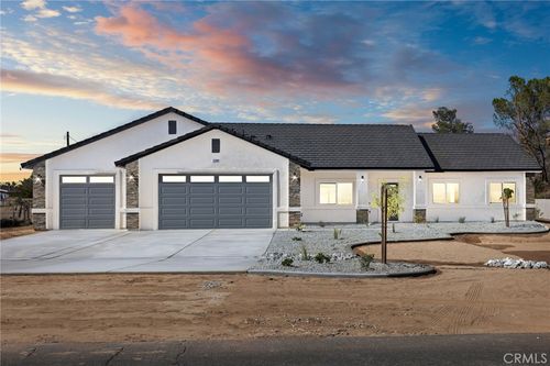 21235 Pine Ridge Ave, Apple Valley, CA, 92307-3951 | Card Image