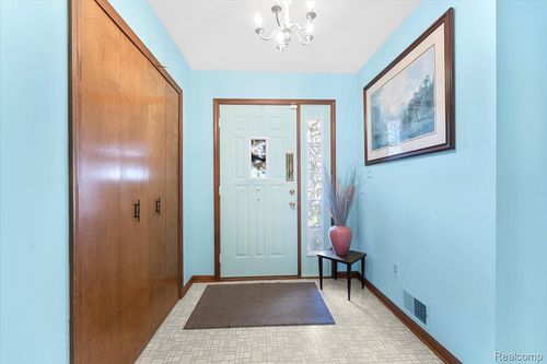 912 River Ct, Wyandotte, MI, 48192-2677 | Card Image